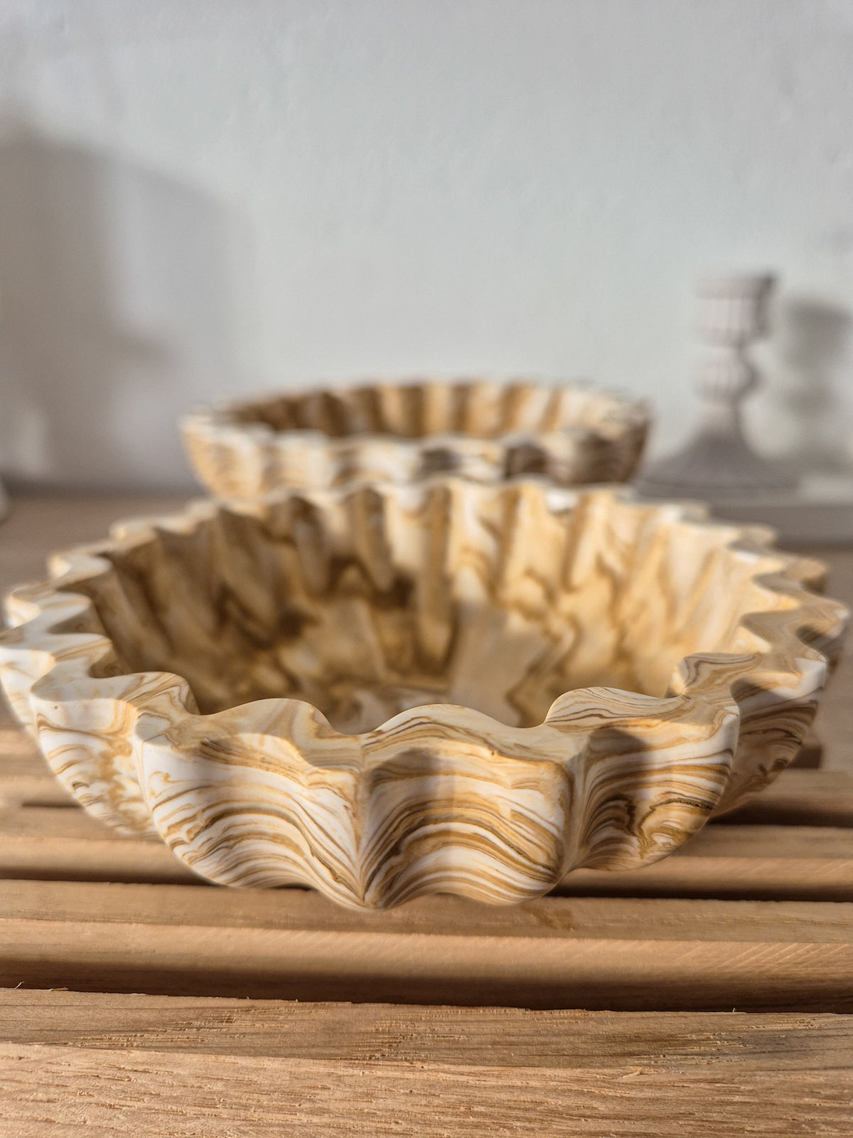Marmorierte Wavy Schale aus Jesmonite Größe M mit welligem Rand als Dekoschale