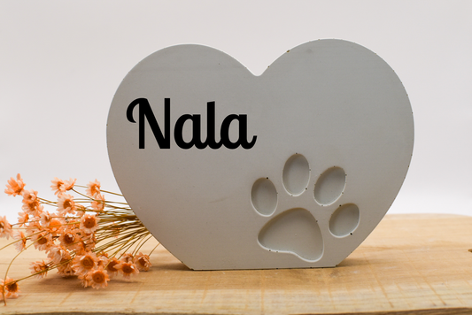 Beton-Gedenkherz mit Pfote und personalisiertem Namen – Erinnerung an verstorbenen Hund oder Katze