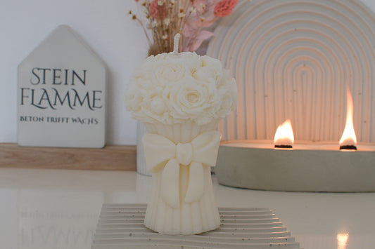 vegane, nachhaltige Kerze in Form eines Rosenstraußes mit Schleife, perfekt für deine Tischdeko zur Hochzeit.