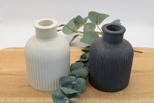 Moderne Betonvase mit strukturierter Oberfläche – minimalistische Tischdeko