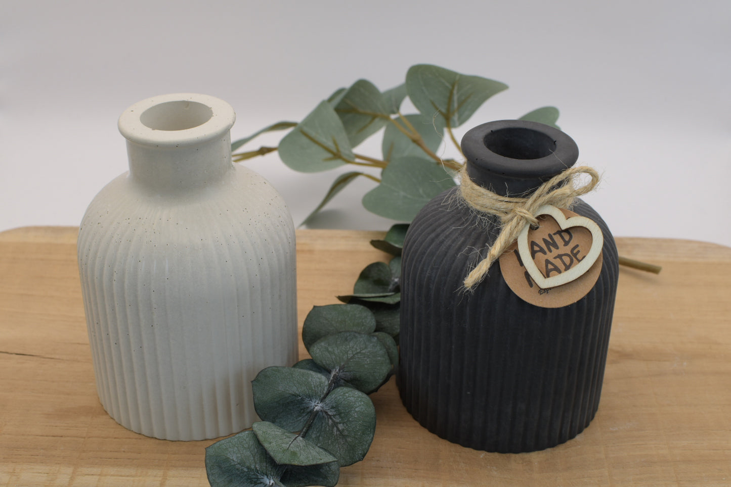 Gerillte Betonvase in Eisgrau – dekorativ mit Trockenblumen auf Sideboard