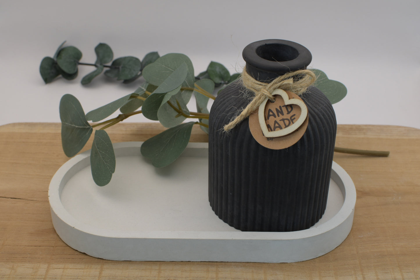 Betonvase als Stabkerzenhalter – funktionales Wohnaccessoire