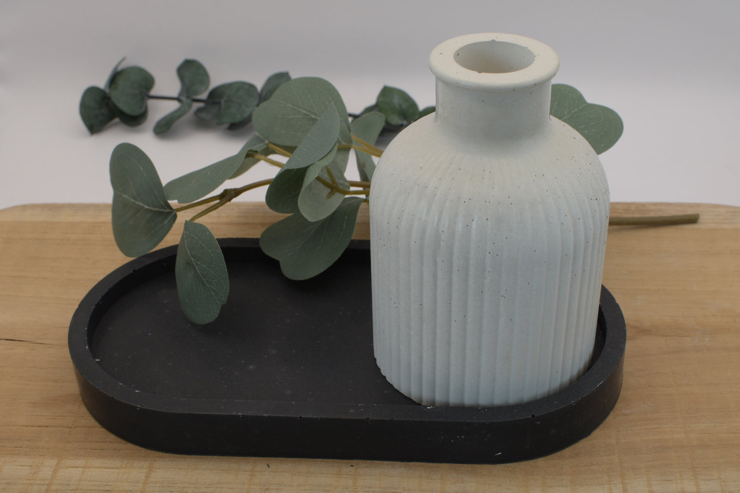 Detailaufnahme: Struktur der Vase aus Feinbeton in stilvollem Eisgrau