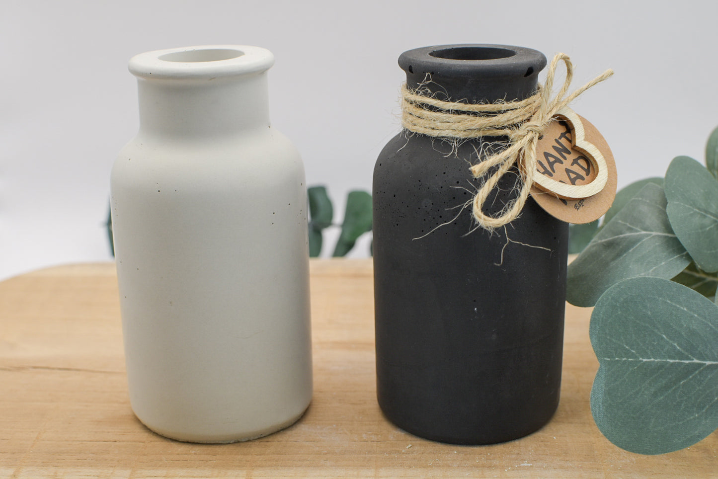 kleine, schmale Vase aus Beton, aus hochwertigem Feinbeton. Auch als Kerzenhalter geeignet