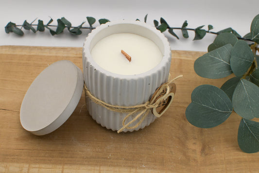 gerillte Betonkerzen in breiter, niedriger Form, oder schmaler, höherer Form, gerillt, mit Holzdocht, aus hochwertigem Feinbeton und Sojawachs. Knisterdocht, Outdoor Kerze für drinnen oder auch draußen auf dem Balkon oder Terrasse