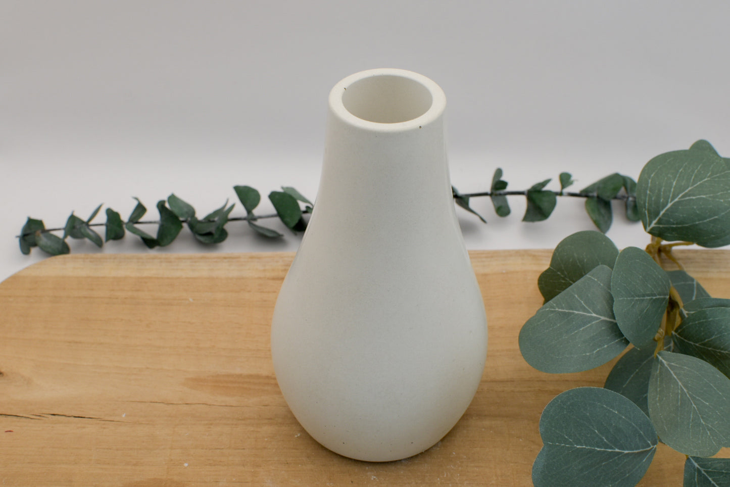 Kleine bauchige Betonvase in Ice-Grau mit minimalistischer Form für deine Deko aus Beton
