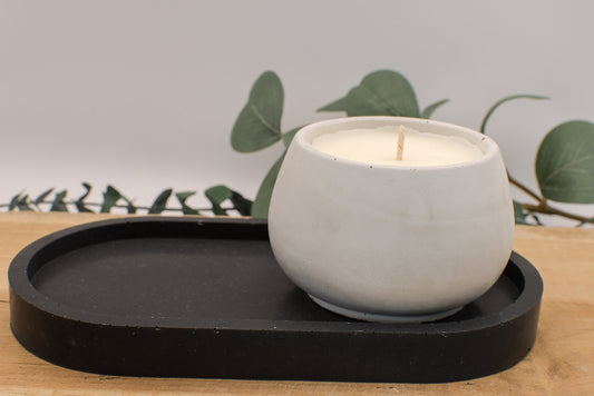 Handgegossene Betonkerze – modernes Wohnaccessoire in Grau