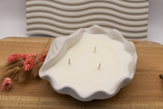 Kerze aus nachhaltigem Sojawachs mit 3 Dochten in einer großen, offenen Muschel aus hochwertigem Feinbeton, die ideale Sommerdeko