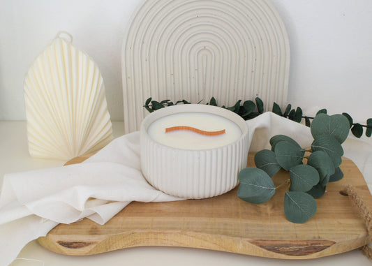 Betonkerze gerillt mit einem Holzdocht, vegane Kerze aus Sojawachs