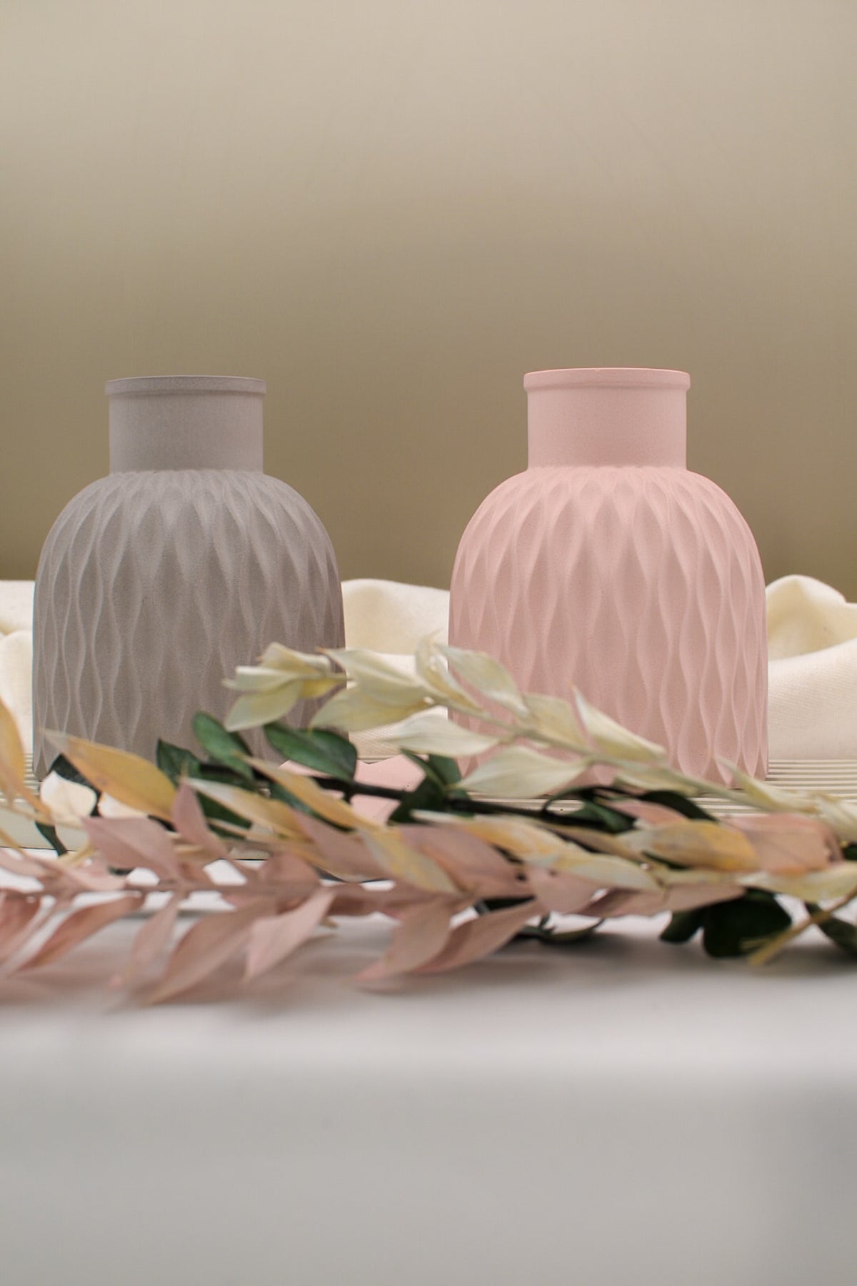 Raysin-Vasen in Grau und Rosé mit Trockenblumen