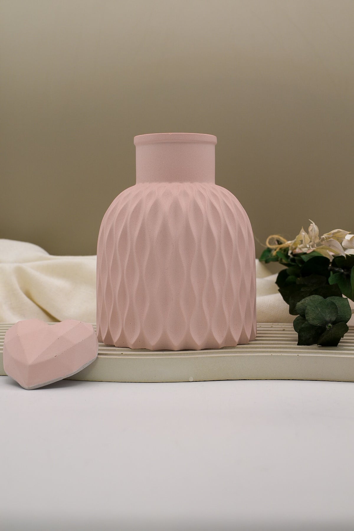 Vase aus Raysin in Rosé mit Rautenmuster