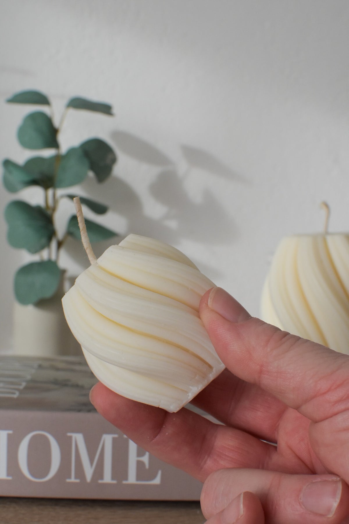 Kleine Swirl-Kerze in der Hand gehalten, um die Größe zu zeigen