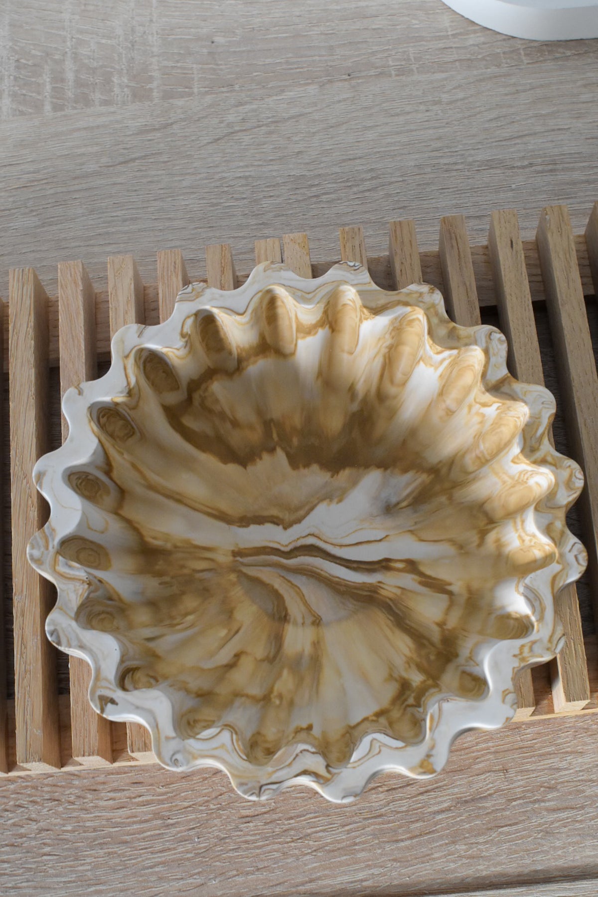 Marmorierte Wavy Schale aus Jesmonite Größe M mit welligem Rand als Dekoschale