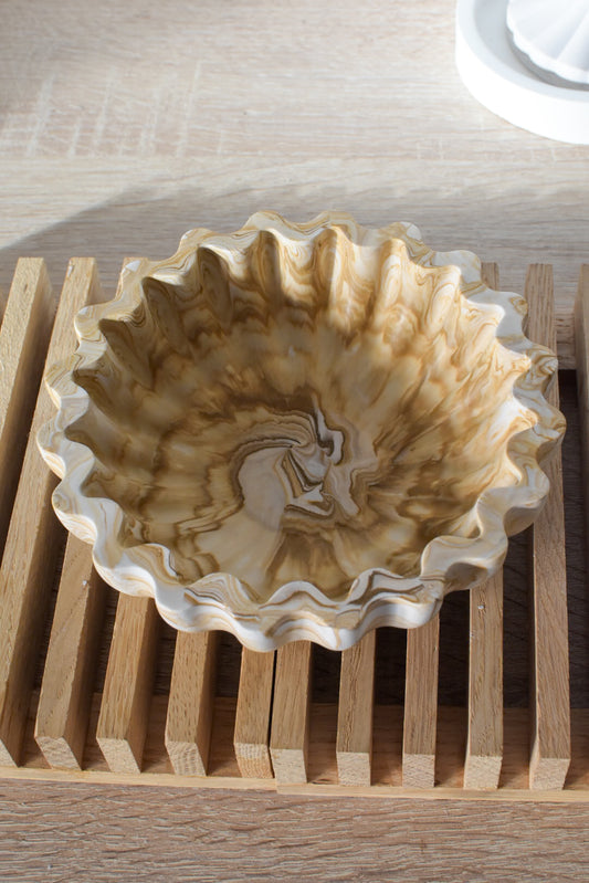 Wellig geformter Rand der Wavy Schale aus handgegossenem Jesmonite S