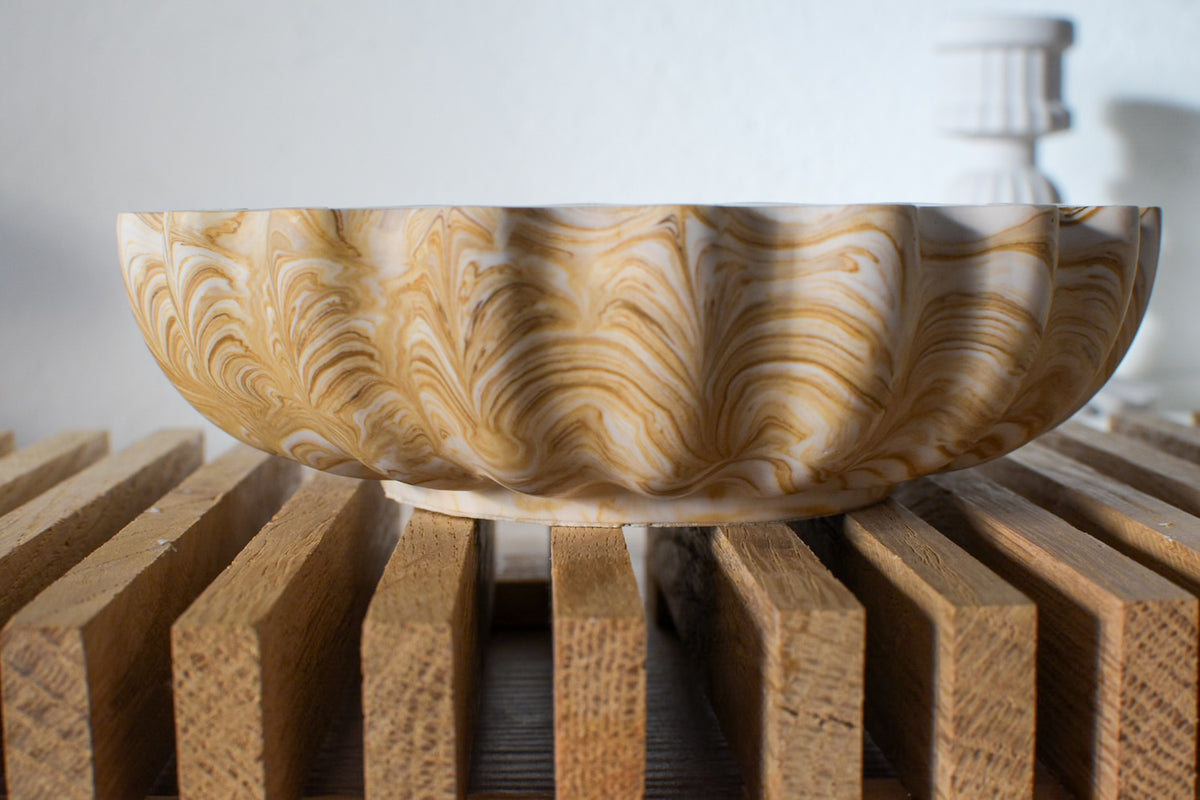 Wellig geformter Rand der marmorierten Wavy Schale aus Jesmonite M