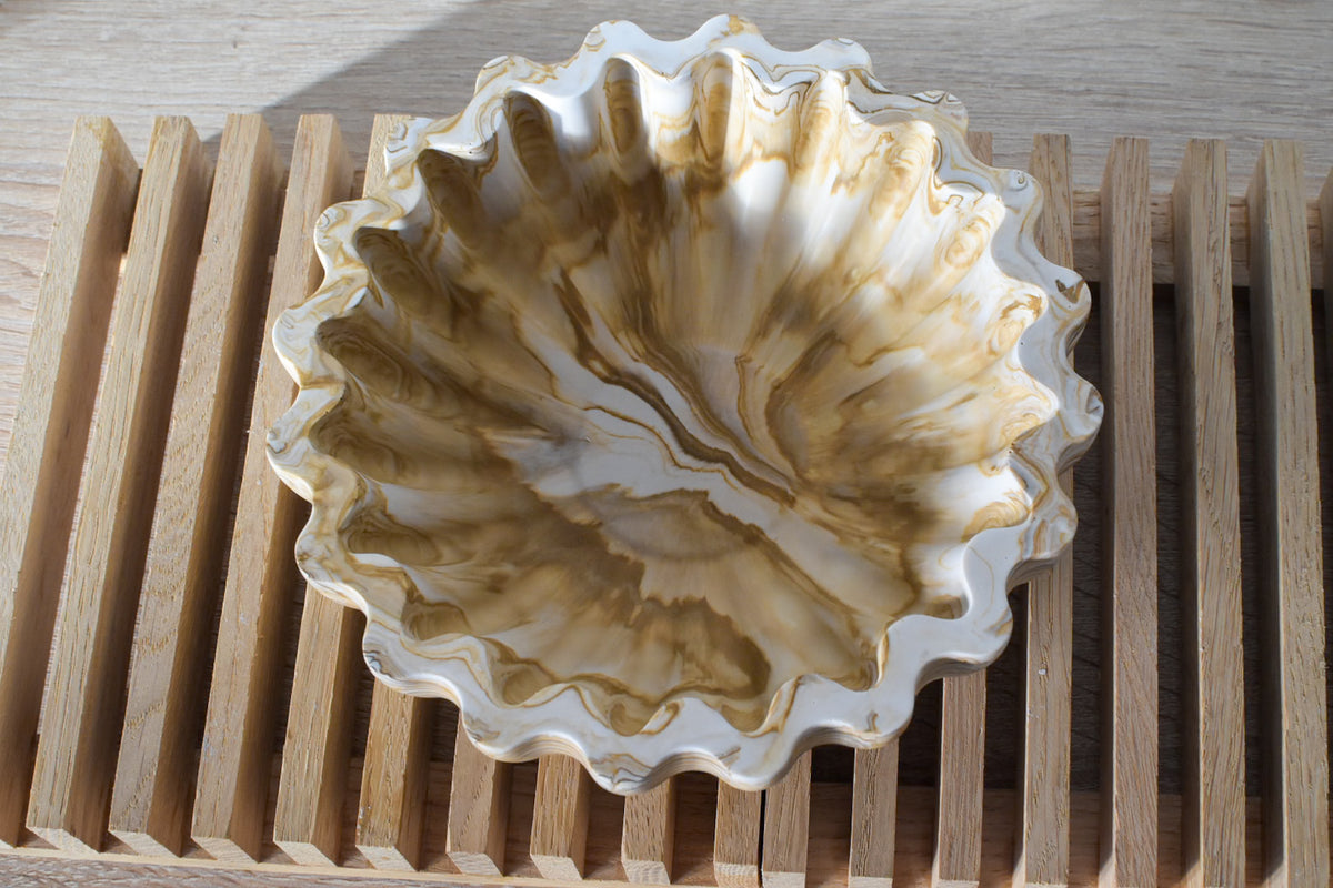Beiger Marble-Effekt in der marmorierten Jesmonite Wavy Schale Größe M