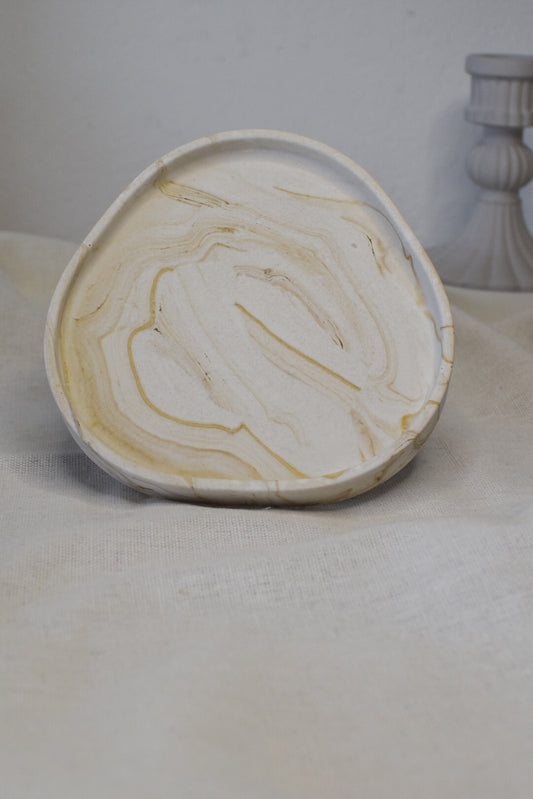 Beiger Marble-Effekt im handgegossenen Jesmonite Tablett Größe S