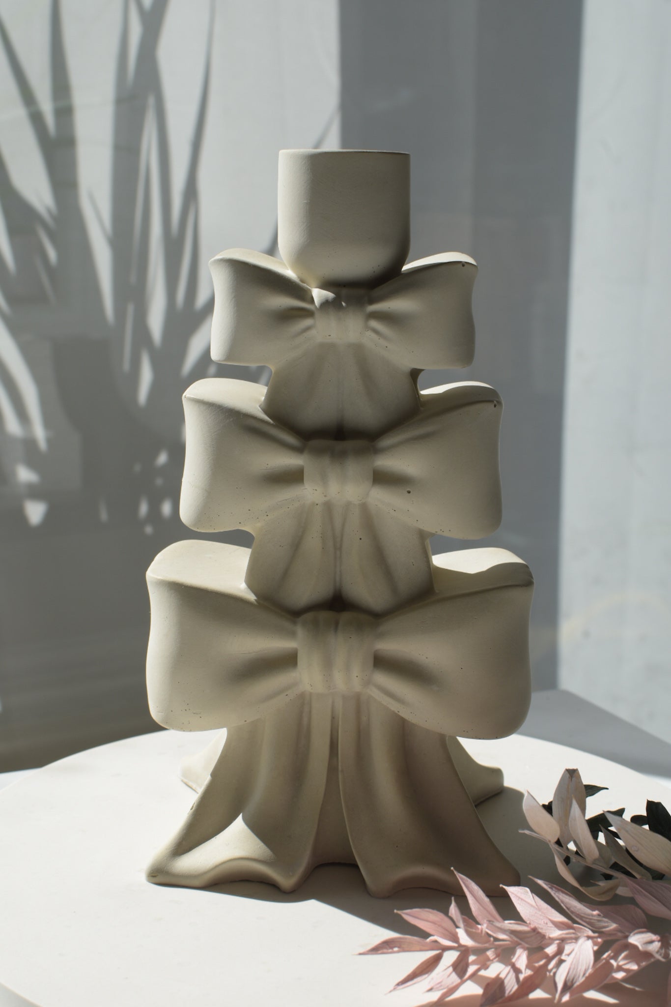 Schleifen-Kerzenständer für Stabkerzen aus Keramikgießpulver