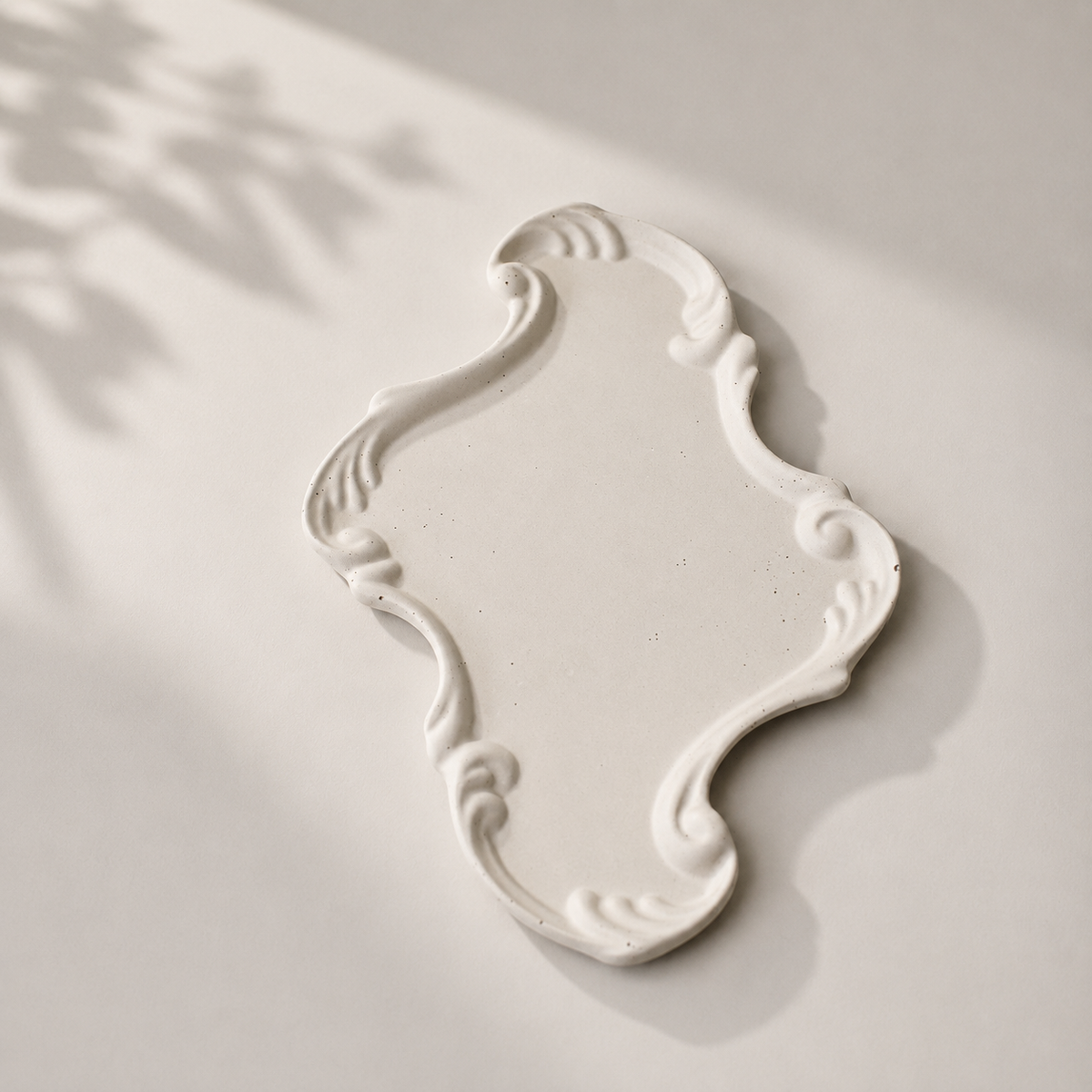 Schmales Barock-Tablett aus Feinbeton im Licht- und Schattenspiel