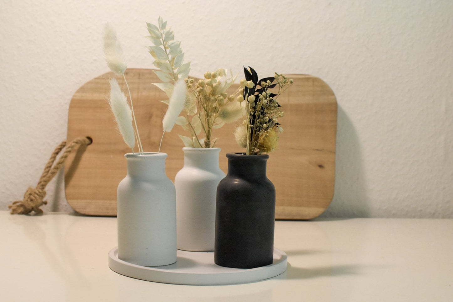 minimalistischer Kerzenhalter aus Beton für skandinavische Deko, oder als Blumenvase für Trockenblumen