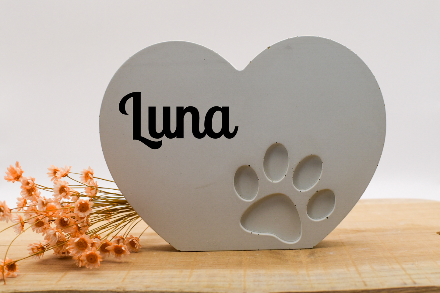 Herz aus Beton mit Pfote, Name und Datum – personalisierte Tiergedenkdeko, Andenken an Hund oder Katze
