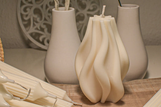 nachhaltige, vegane Kerze aus Olivenwachs als maritime Deko in Wellenform