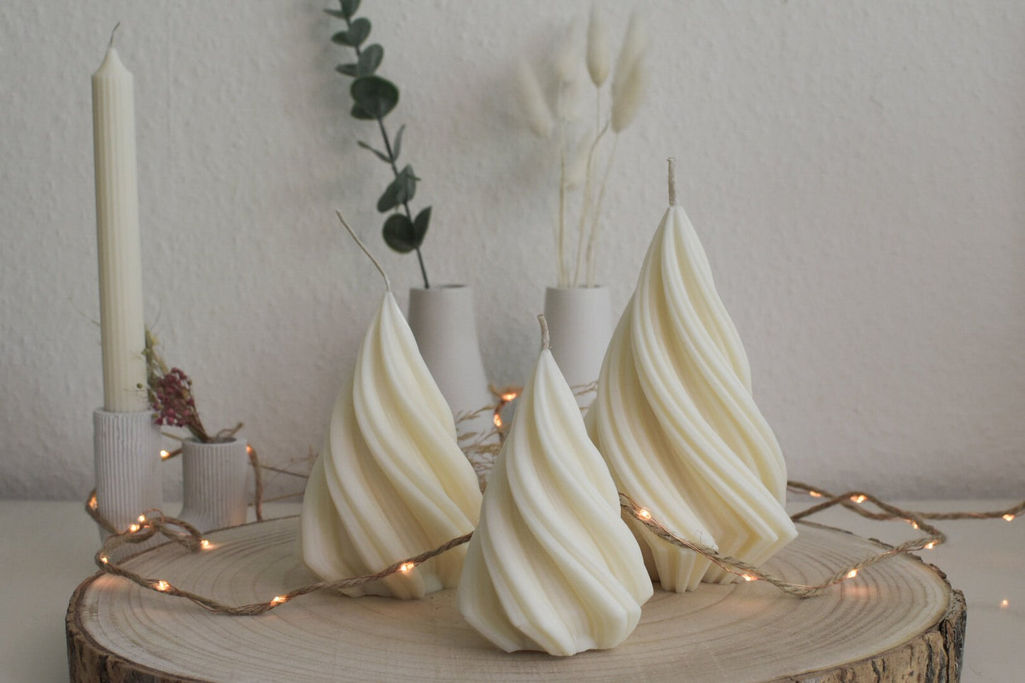 vegane Kerzen für die Weihnachtsdeko, als Weihnachtsgeschenk oder für den Adventskranz. Erhältlich in unterschiedlichen Größen