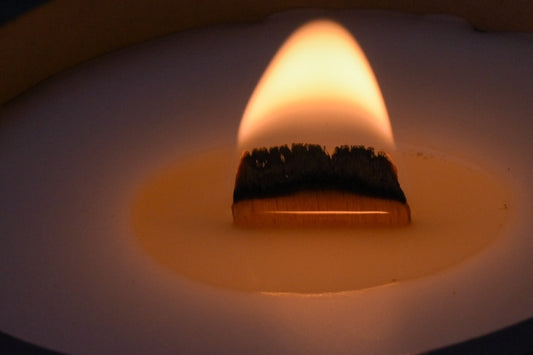 Nahaufnahme eines brennenden Holzdochts mit sanftem Flammenbild und dezentem Knistern – stimmungsvolle Detailaufnahme der XL Betonkerze
