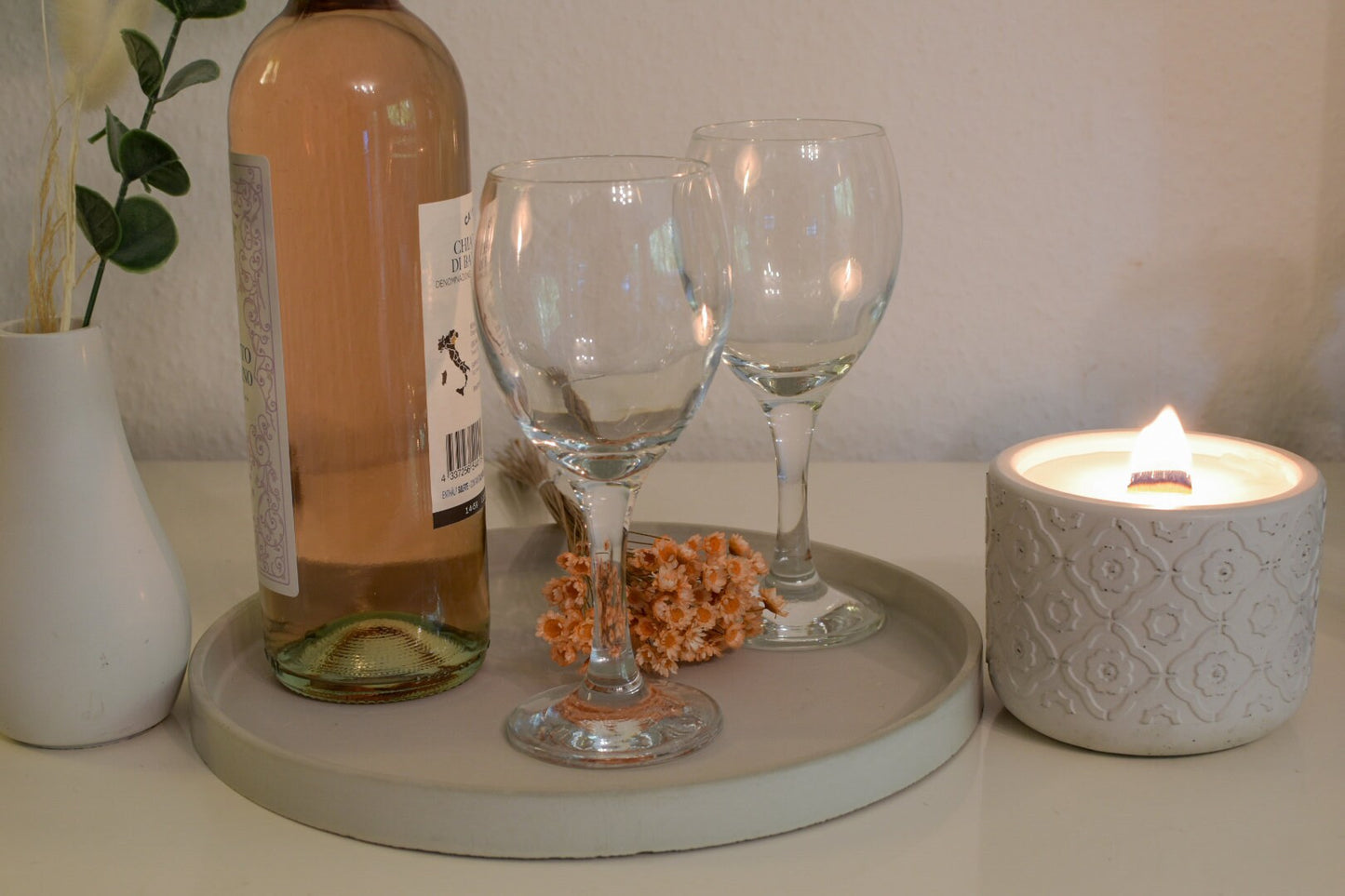 Dekoratives Betontablett in zeitlosem Design – handgegossen in edlem Eisgrau für deine Beton Dekoration