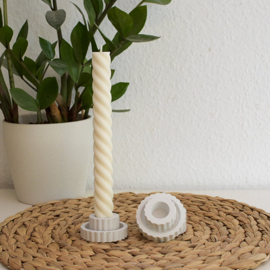 Dekorativer Betonkerzenhalter mit Rillenstruktur im skandinavischen Stil