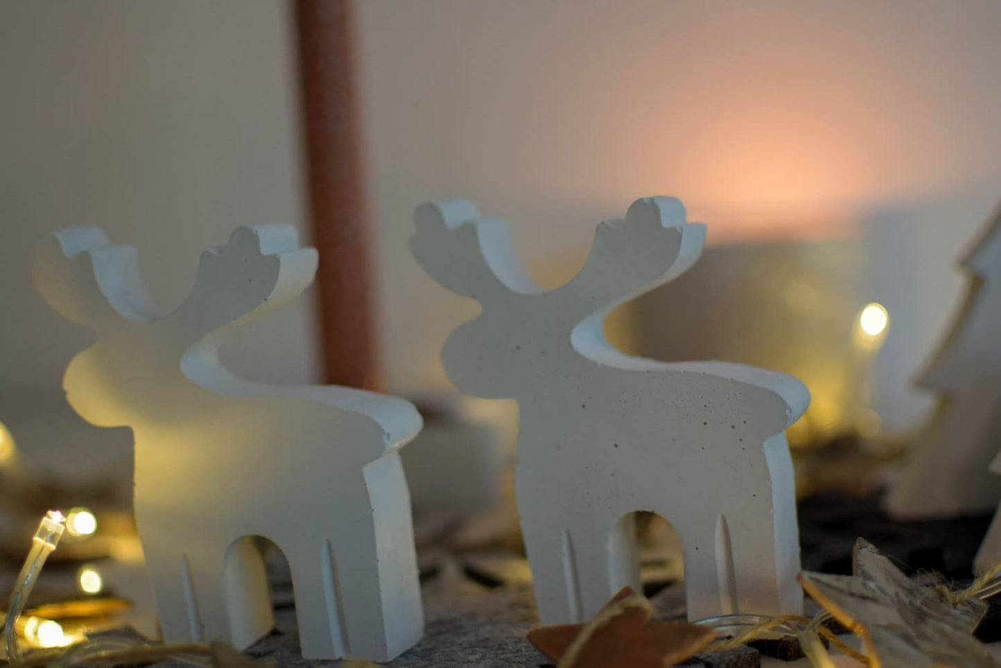 Kleiner Beton-Elch in Ice-Grau – moderne Weihnachtsfigur für stilvolle Winterdeko