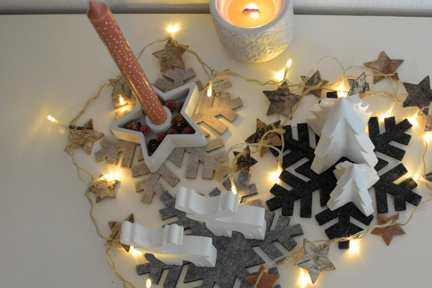 Schlichte Winterdeko: Handgefertigter Elch aus Beton auf Tablett mit minimalistischer Weihnachtsgestaltung