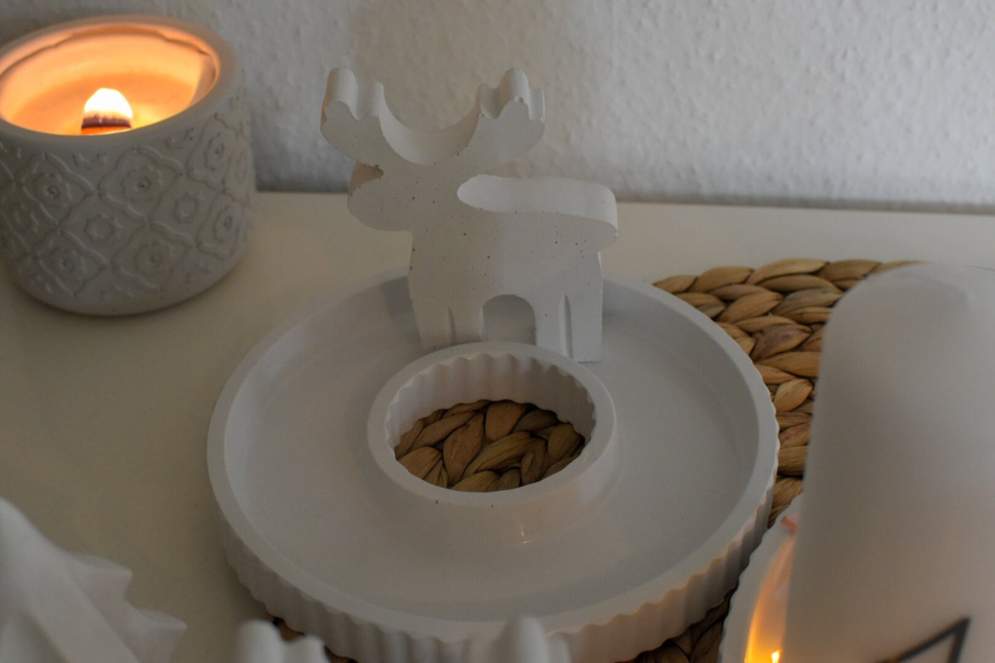Handgefertigtes Beton-Tablett in Ringform – modern dekoriert mit Kerzen