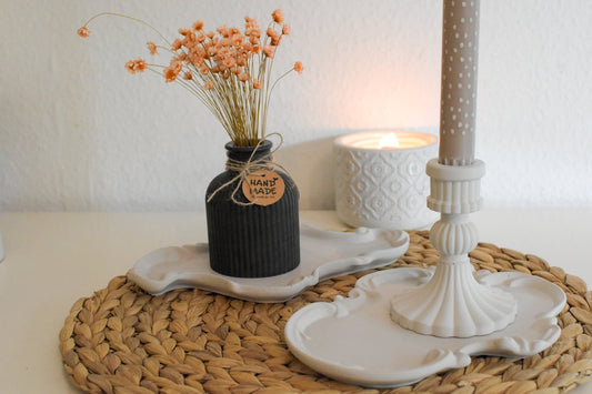 Eleganter Beton-Kerzenhalter mit Stabkerze im Vintage-Look – dekoriert auf einem Betontablett im Rokoko Stil, kombiniert mit minimalistischer Einrichtung