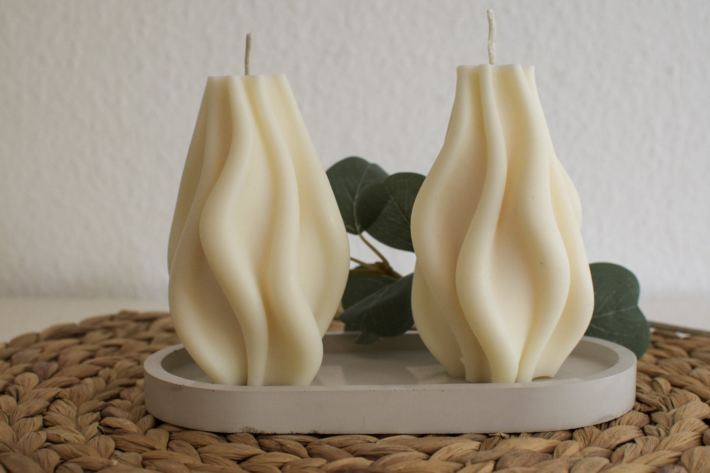 Vegane Designkerze mit gewellter Form als stilvolle Tischdekoration im skandinavischen Look