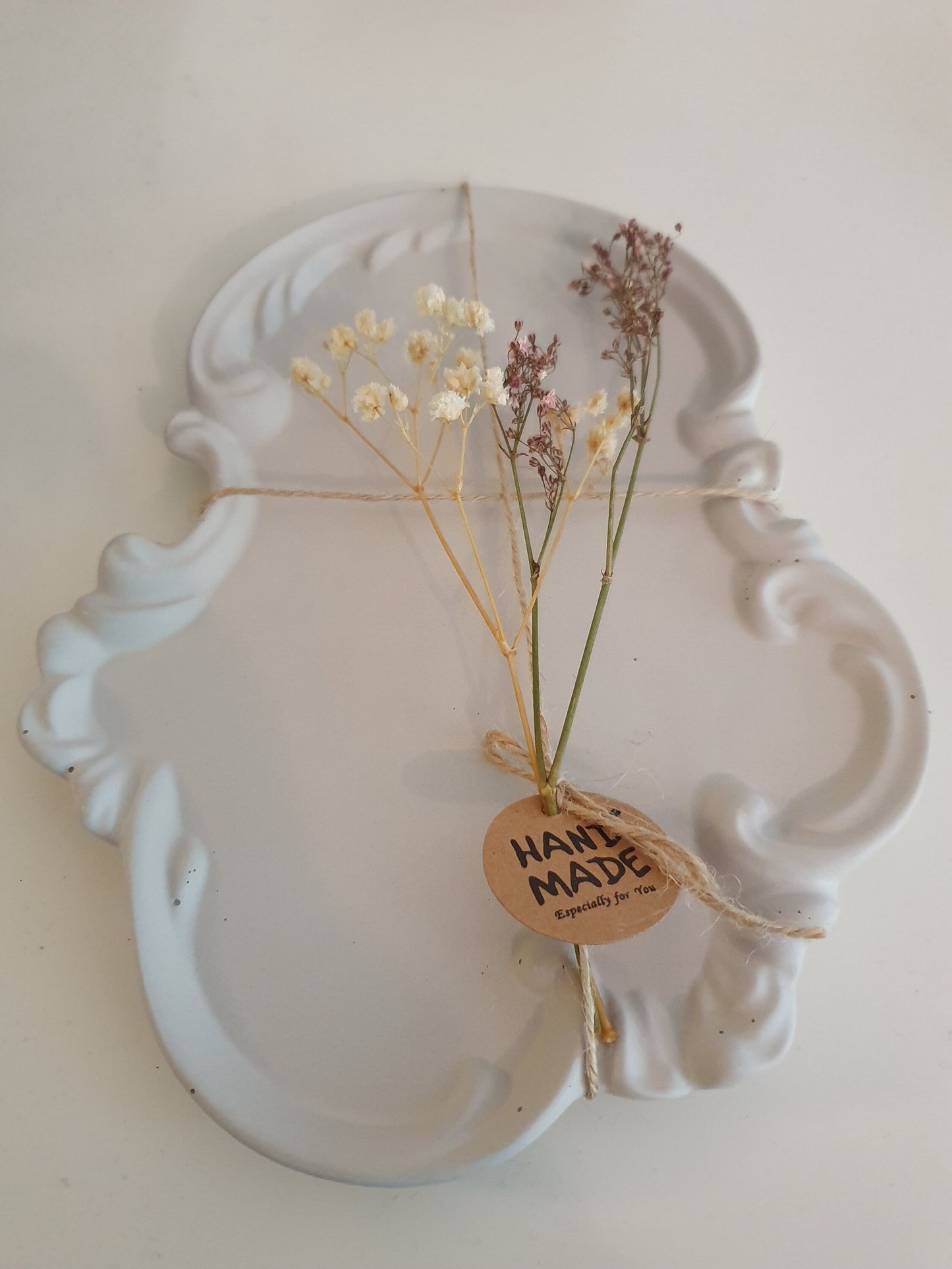 Handgefertigtes Beton-Tablett als Schmuckablage im Vintage-Stil