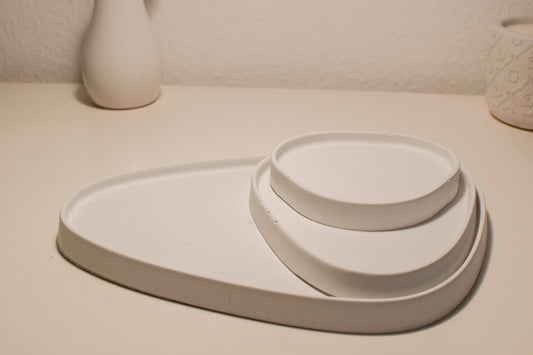 Flache Betontabletts im 3er Set in einem edlen Eisgrau, asymmetrische Deko für einen hochwertigen Look. Für ein Zuhause mit Stil, gemütlichkeit und Design