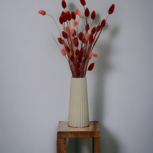 Moderne Vase aus Beton mit Rillenstruktur, ideal für Trockenblumen