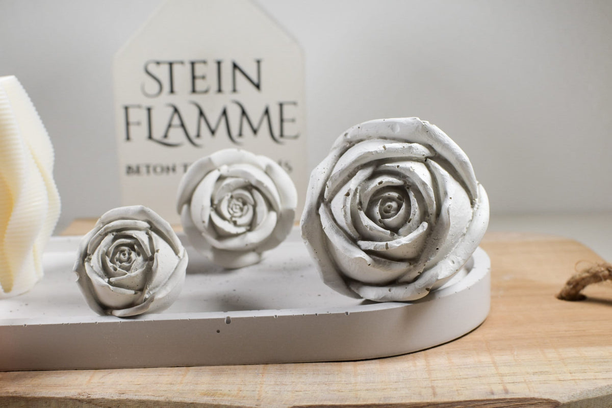 Kleine Betonrosen in Eisgrau – handgefertigte Deko für Garten und Zuhause