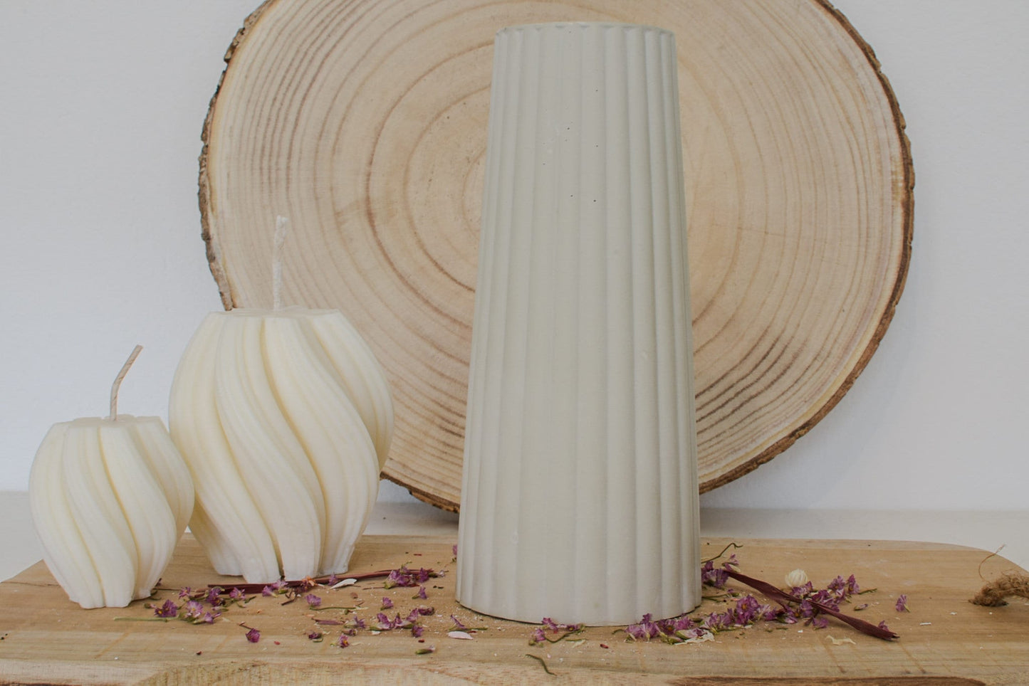 Minimalistische Betonvase konisch gerillt – moderne Wohnaccessoire-Deko in Grau für deine Beton Deko