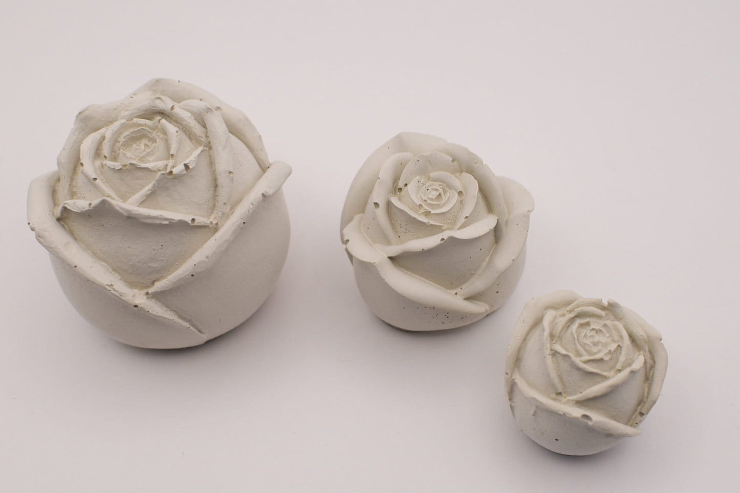 Handgegossene Betonrosen in modernem Grau – vielseitige Deko für drinnen und draußen in 3 Größen