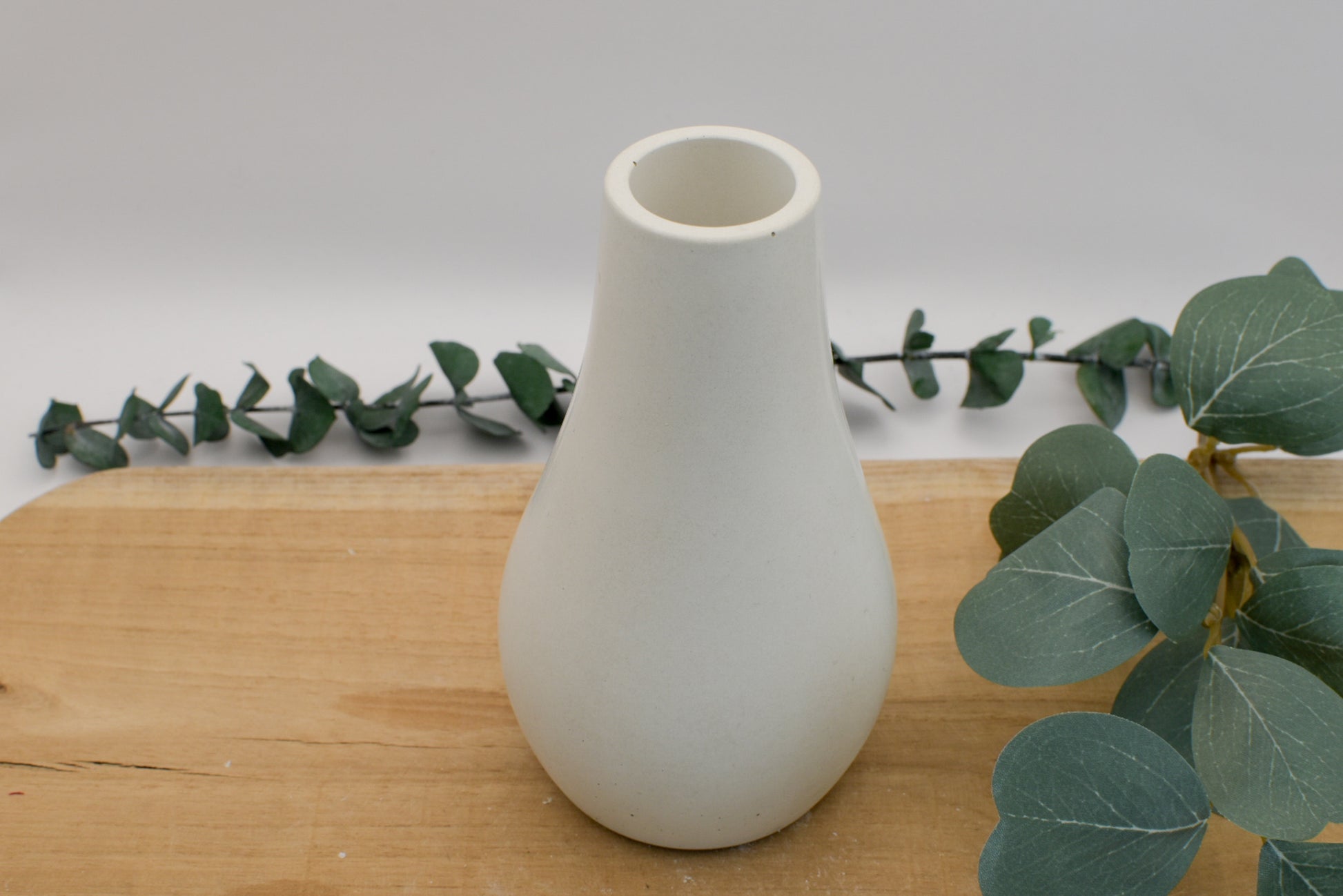 Kleine bauchige Betonvase in Ice-Grau mit minimalistischer Form für deine Deko aus Beton