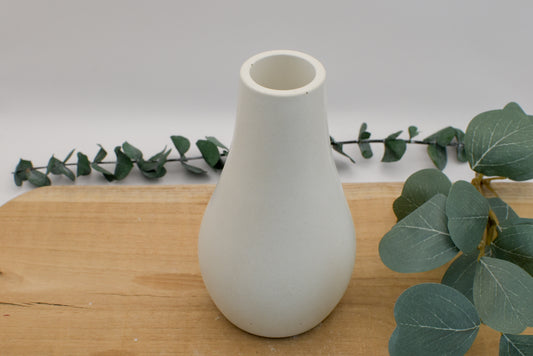 Kleine bauchige Betonvase in Ice-Grau mit minimalistischer Form für deine Deko aus Beton