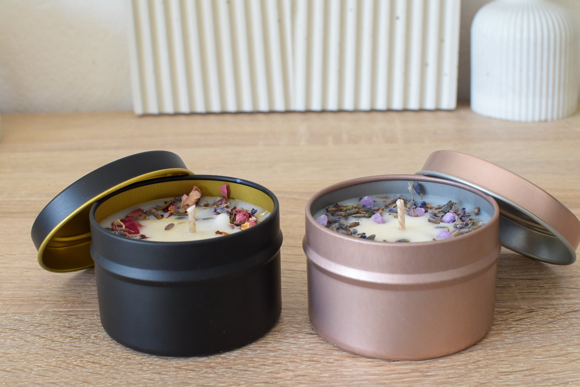 Kleine Duftkerzen in Metalldose mit Lavendeltopping 