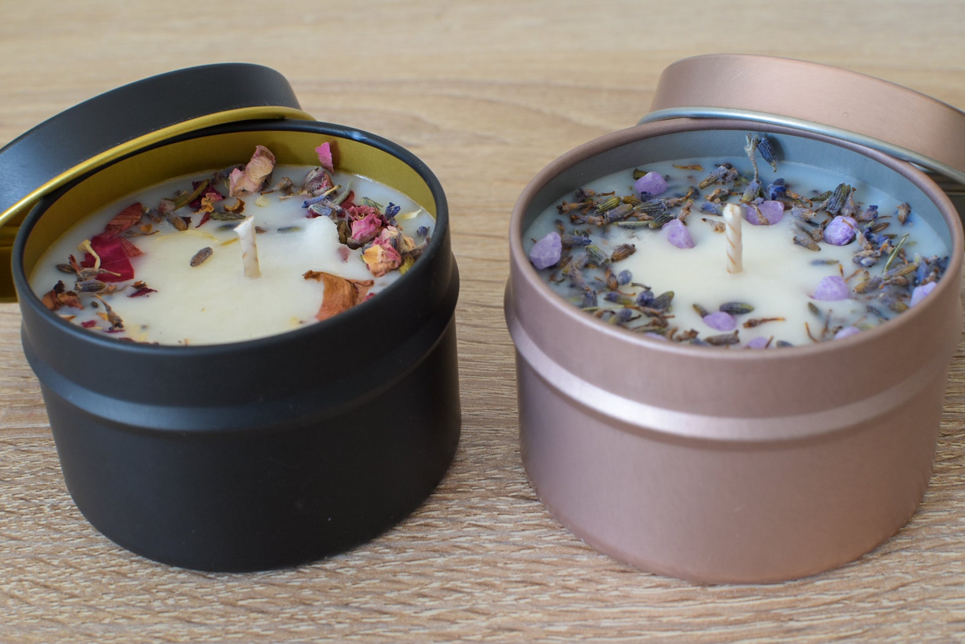 Kleine Duftkerze in schwarzer Metalldose oder in rose gold, mit Lavendeltopping oder Blütenmix