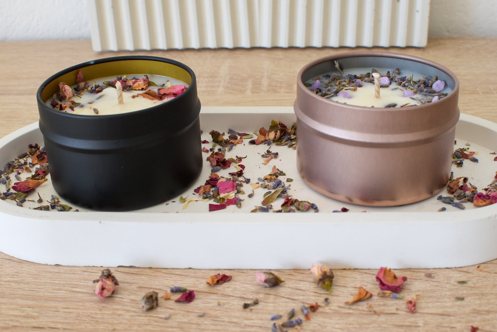 Zwei Metalldosen-Kerzen auf ovalen Betontablett mit Trockenblumen dekoriert – stilvolle Geschenkidee