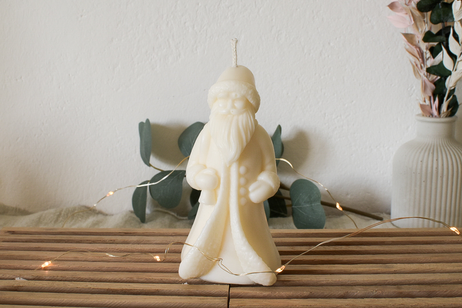 weihnachtliche Kerze aus veganem Olivenwachs, Weihnachtsmann, schlicht und hochwertig für deine Weihnachtsdeko oder als Weihnachtsgeschenk