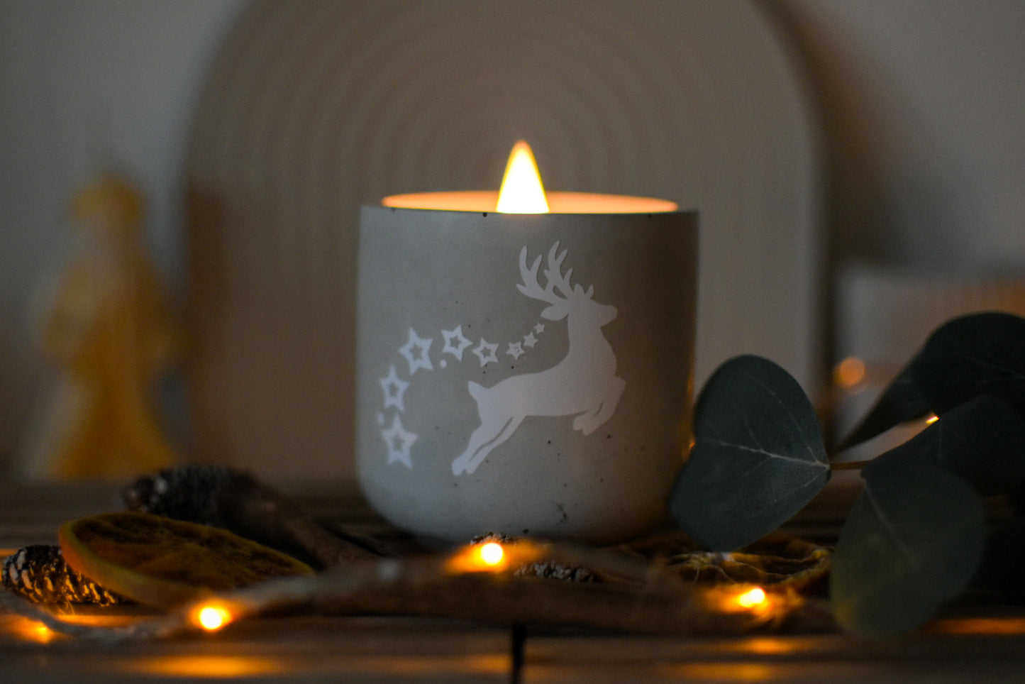 Weihnachtliche Betonkerze mit Holzdocht und passendem Deckel