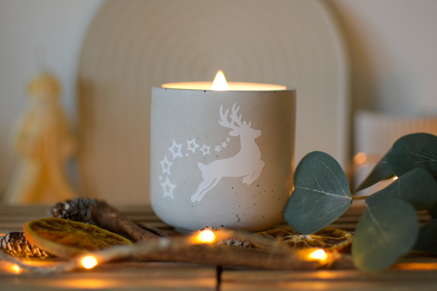 Weihnachtliche Betonkerze mit Holzdocht und passendem Deckel