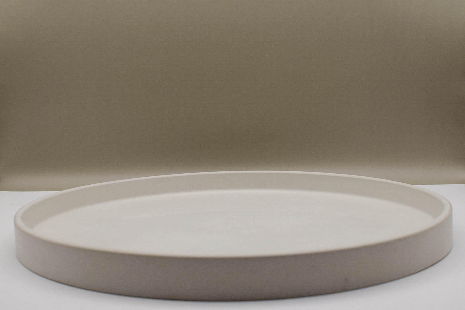 Beton Deko in eisgrau, hochwertiges Tablett aus Beton in weiß und grau